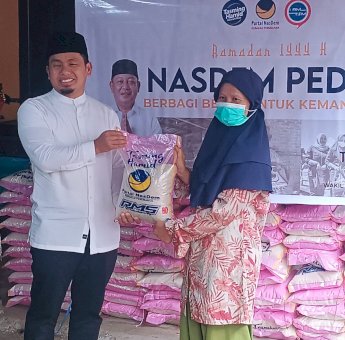 Tasming Hamid Bagikan Ribuan Beras ke Warga Parepare, Lokasi Pertama di Kecamatan Soreang dan Ujung