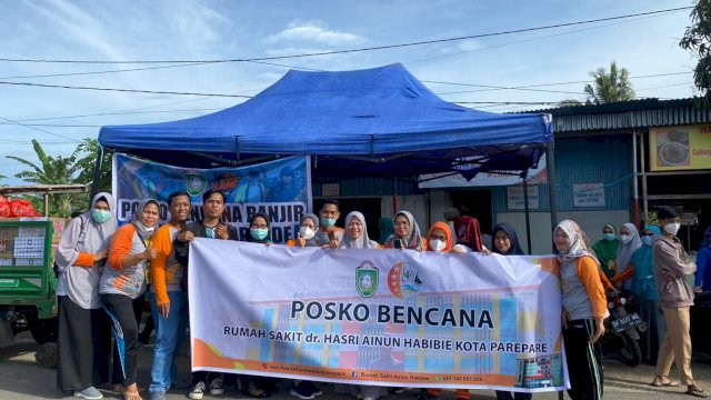Peduli Korban Banjir Parepare, Manajemen RS Hasri Ainun Habibie Salurkan Bantuan