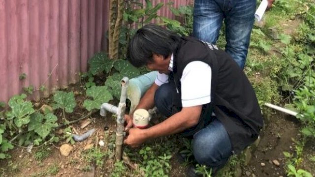 Ket : Petugas PAM Tirta Karajae Parepare cek meteran air pelanggan (Istimewa)