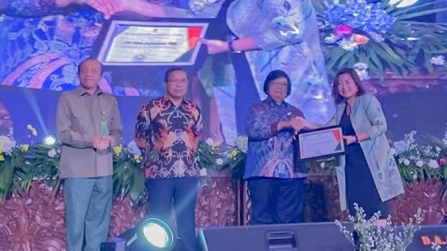CEO PT Vale Febriany Eddy, saat menerima penghargaan dari Menteri Kehutanan RI Siti Nurbaya Bakar. (Istimewa)
