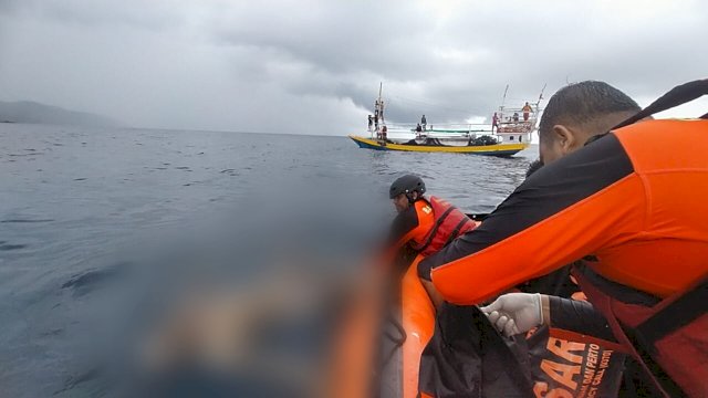 Mayat Aminusyah saat dievakuasi tim dari Basarnas beberapa waktu lalu. (Istimewa)