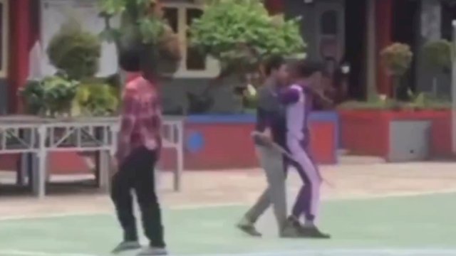 Tangkapan Layar Video Viral siswa SMK Negeri 5 Samarinda mengamuk membawa parang di Sekolahnya. (Istimewa)