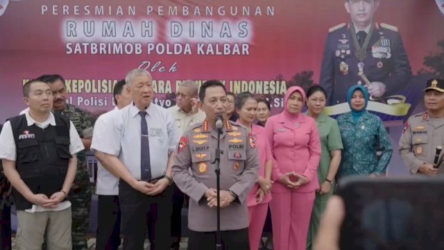 Kapolri Listyo Sigit Prabowo, memberikan keterangan pers terkait impor pakaian bekas. (Istimewa)