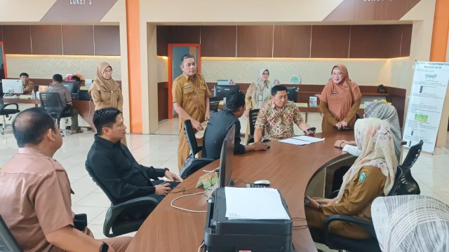 Ket : Komisi III DPRD Parepare saat berkunjung ke Mal Pelayanan Publik Kota Parepare diterima Kadis DPMPTSP Parepare, ST Rahma (Foto : Mulyadi Ma'ruf)