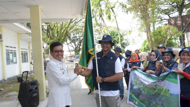 Sekretaris Daerah Kabupaten Luwu Utara, Armiadi melepas rombongan peserta jambore pertanian. (ist)