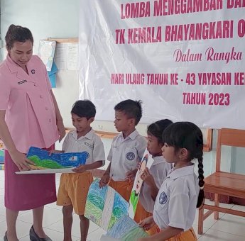 Ketua Bhayangkari Flores Timur, Dhana Ngurah Joni : Menggambar dan Mewarnai Kembangkan Analisis Visual Anak
