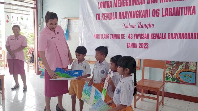 Ket : Ketua Bhayangkari Cabang Flores Timur Ny. Dhana Ngurah Joni berbincang- bincang dengan anak TK Kemala Bhayangkari 06 Larantuka usai menggelar lomba menggambar dan mewarnai. (Foto : Tarwan Stanis / Republiknews.co.id)