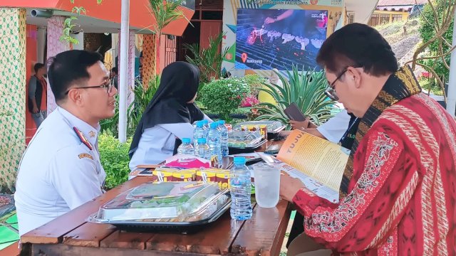 Ket : Kepala Dinas Pemuda, Olahraga dan Pariwisata (Disporapar) Parepare, Amarun Agung Hamka saat menerima Tim Penilai Tim Penilai LAN RI Makassar (Foto : Mulyadi Ma'ruf / Republiknews.co.id)