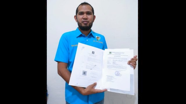 Ket : Ketua DPD II KNPI Pinrang, Haeruddin Tora saat memperlihatkan salinan SK Kemenkumham (Istimewa)