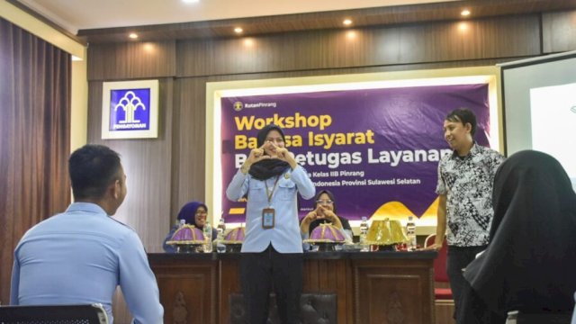 Ket : Petugas Layanan Rutan Pinrang saat belajar bahasa isyarat (Humas Rutan Pinrang)