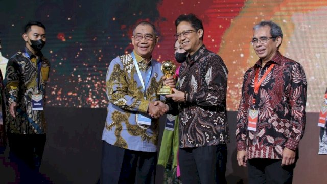 Ket : Wakil Wali Kota Parepare, Pangerang Rahim saat menerima penghargaan UHC (Istimewa)