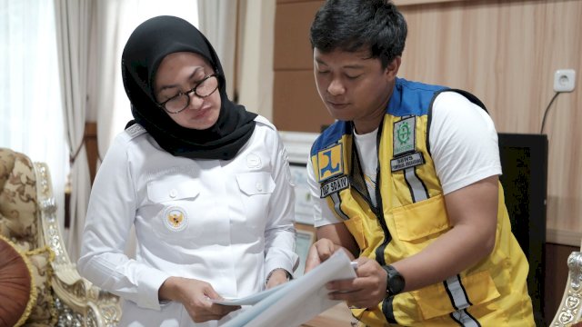 Bupati Luwu Utara Indah Putri Indriani saat membahas penanganan tanggul jebol di Desa Lembang Lembang Luwu Utara bersma BBWSPJ. Rabu (15/03/2023)