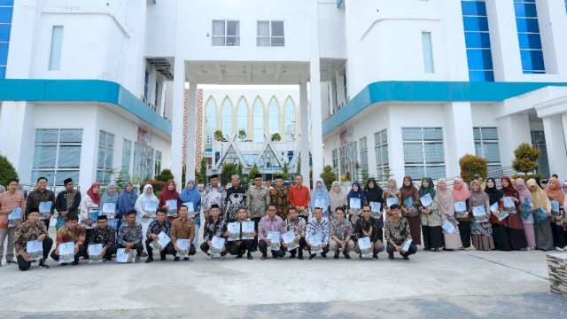 Ket : Rektor IAIN Parepare, Dr. Hannani bersama dosen yang terima SK kenaikan jabatan fungsional (Istimewa)