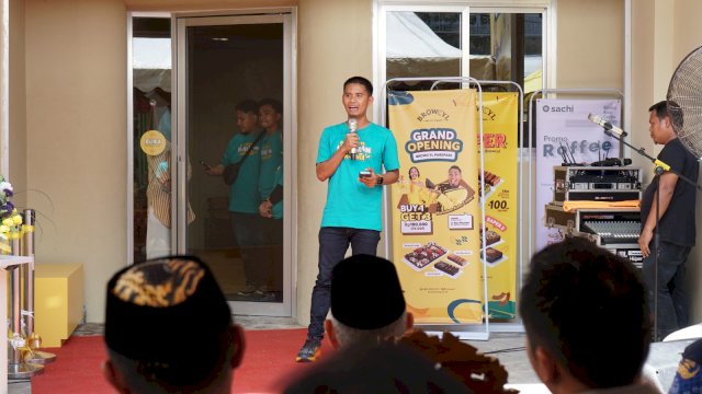 Ket : Direktur CV Kreasi Pisang Indonesia, Rachmat Almu Arrif pada grand opening Browcyl di Kota Parepare (itimewa)