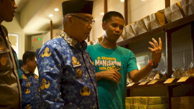 Ket : Wakil Wali Kota Parepare, Pangerang Rahim bersama Direktur CV Kreasi Pisang Indonesia, Rachmat Almu Arrif pada Grand Opening Browcyl Cabang Parepare (Istimewa)