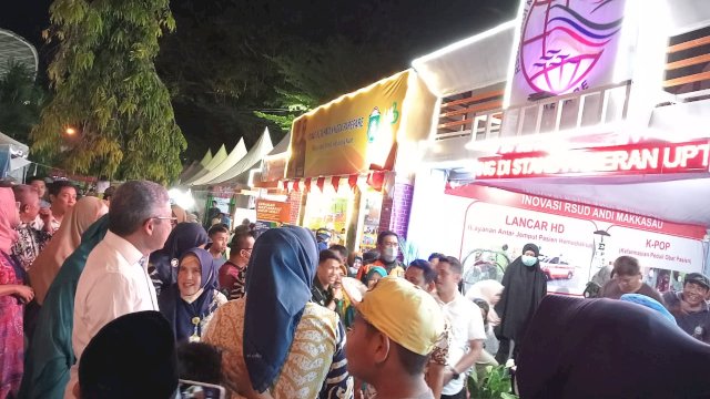 Ket : Wali Kota kunjungi stand RS Andi Makkasau di Parepare Fair