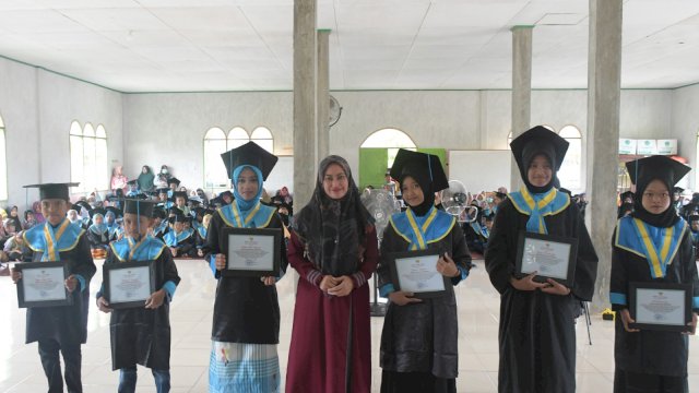 Bupati Luwu Utara Indah Putri Indriani saat menghadiri wisuda 139 santri dan santriwati Taman Pendidikan Al-Qur'an se- Kecamatan Baebunta dan Baebunta Selatan. Sabtu (18/03/2023) FOTO/PROTOKOL LUWU UTARA