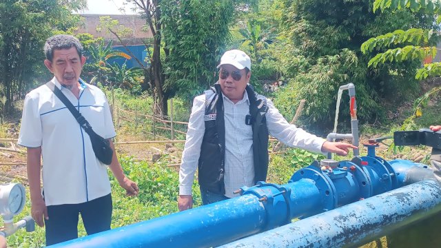 Ket : Direktur PAM Tirta Karajae, Andi Firdaus Djollong beserta jajaran turun ke lokasi untuk memastikan sarana dan prasarana pendukung telah siap (Foto : Mulyadi Ma'ruf / Republiknews.co.id)