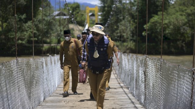 Bupati Luwu Utara Indah Putri Indriani saat meninjau jembatan gantung sungai Betue Kecamatan Seko. Senin (20/03/2023) FOTO/PROTOKOL LUWU UTARA