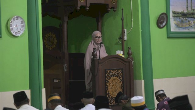Bupati Luwu Utara Indah Putri Indriani saat berkunjung ke Masjid Nurul Huda Desa Laba. Rabu (29/03/2023) FOTO/PROTOKOL LUWU UTARA