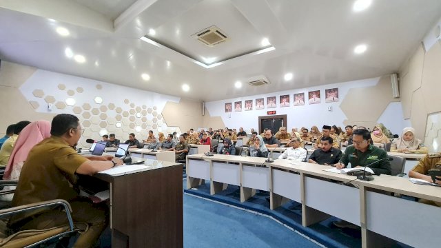 Tim Penilai Tahap III saat melakukan penilaian PPD 2023 untuk jajaran Pemkab Gowa yang dilakukan dalam bentuk FGD dengan menghadirkan SKDP dan kelompok masyarakat. (Dok. Humas Gowa)