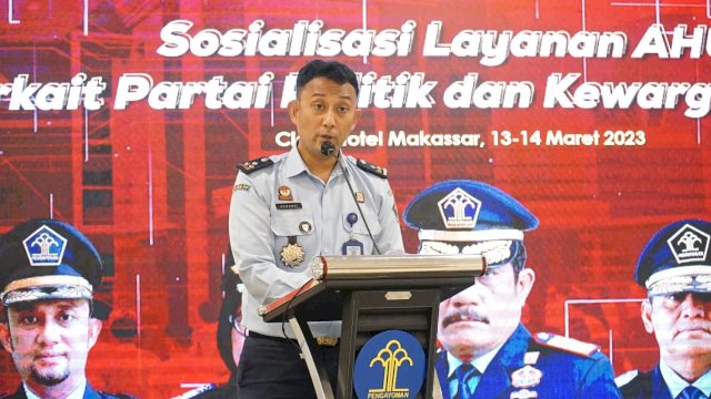 Kepala Divisi Pelayanan Hukum dan HAM, Hernadi saat memberikan sambutan saat membuka Sosialisasi Layanan Administrasi Hukum Umum (AHU) terkait Partai Politik dan Kewarganegaraan, di Claro Hotel Makassar, Senin (13/03). (Dok. Humas Kanwil Kemenkumham Sulsel)
