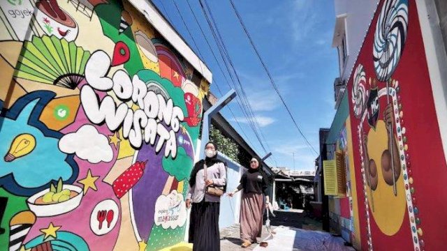 Masyarakat menikmati salah satu lorong wisata yang ada di Kota Makassar. Pengembangan lorong wisata oleh Pemkot Makassar didorong menguatkan kemandirian ekonomi masyarakat. (Dok. Istimewa)