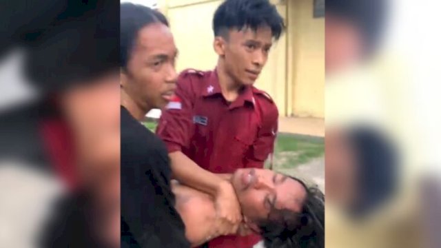 Salah seorang mahasiswa demonstran Bulukumba yang terkapar akibat bentrokan. (Ist)