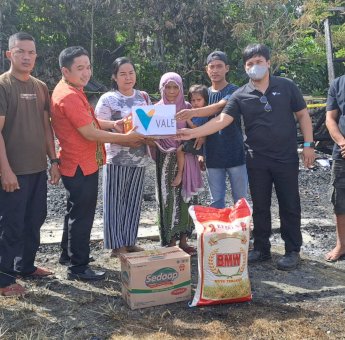 PT Vale Salurkan Bantuan untuk Korban Kebakaran di Kolaka