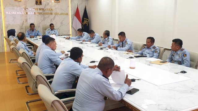 Kepala Kantor Wilayah Kemenkumham Sulsel, Liberti Sitinjak saat memimpin rapat persiapan HBP ke-59 Tahun, di Ruang Rapat Pimpinan Kanwil Kemenkumham Sulsel. 