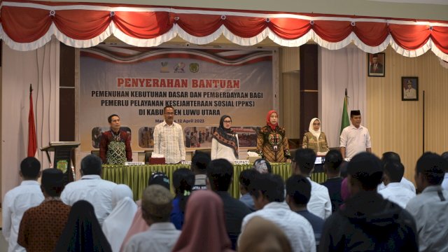 Penyerahan bantuan pemenuhan kebutuhan dasar bagi ratusan Pemerlu Pelayanan Kesejahteraan Sosial (PPKS) di Luwu Utara yang bersumber dari Balai Besar Pendidikan dan Kesejahteraan Sosial, Rabu (12/4/2023). (Istimewa)