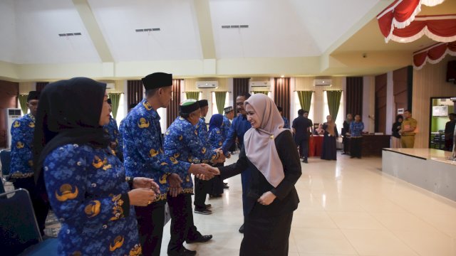 Bupati Luwu Utara Indah Putri Indriani menyalami kepala sekolah yang baru saja dilantik. Senin (18/04/2023)
