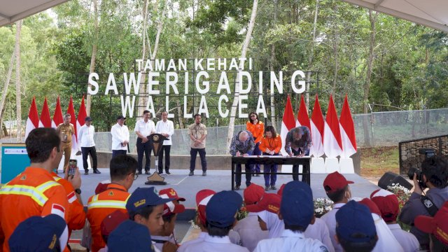 Penandatanganan MoU antara PT Vale dan Huayou dengan Ford Motor Co, disaksikan Presiden RI Joko Widodo di Sorowako, Kamis (30/03/2023). (Istimewa)