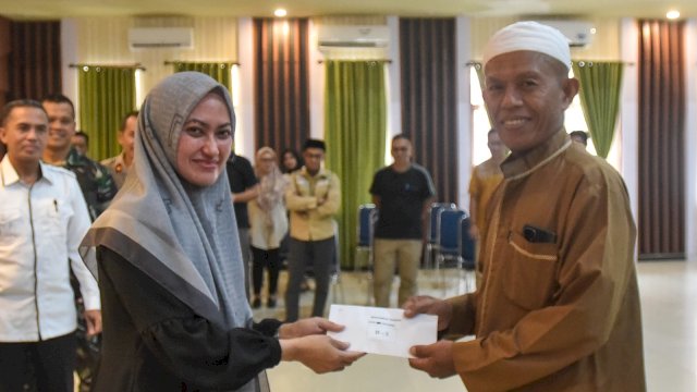 Bupati Luwu Utara Kembali Serahkan 50 Unit Huntap Ke Penyintas Banjir Bandang