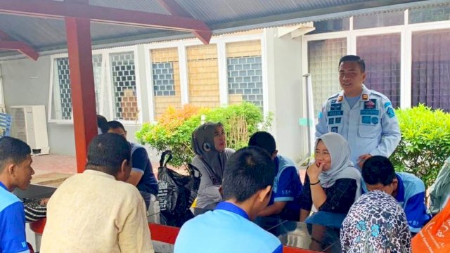 Kepala Rutan Pangkajene Hakim Sanjaya saat menyapa orangtua warga binaan yang melakukan kunjungan di Rutan Pangkajene, kemarin. (Dok. Humas Kanwil Kemenkumham Sulsel)