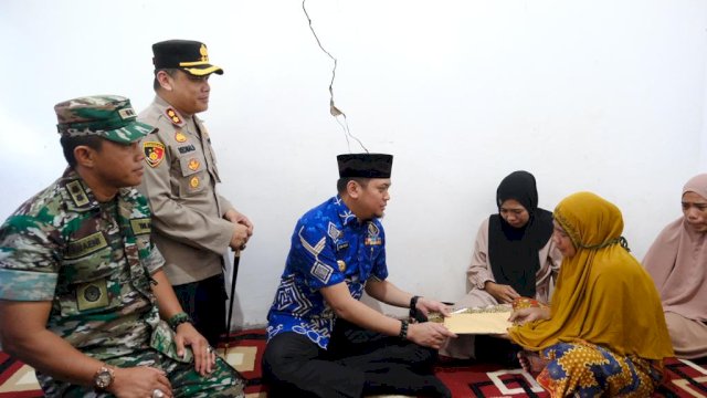Bupati Gowa Adnan Purichta Ichsan bersama Kapolres Gowa, AKBP Reonald TS Simanjutak, dan Dandim 1409 Gowa Letkol INF Muhammad Isnaeni Natsir saat mengunjungi korban pembusuran yang meninggal dunia dan menyampaikan bela sungkawa serta memberikan bantuan ke keluarga korban, kemarin. (Dok. Humas Gowa)