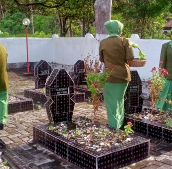 Peringati HUT Persit KCK ke-77, Pengurus Persit Selayar Tabur Bunga di Makam Taman Makam Pahlawan