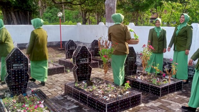 Tabur Bunga di Taman Makam Pahlawan Barugaiya yang digelar oleh Persit Chandra Kirana Cabang XXIX Dim 1415 Selayar, Jumat (31/03/2023). (Istimewa)