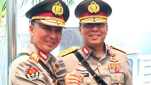 Kadiv Humas Polri yang baru Irjen Pol Sandi Nugroho, bersama Irjen Pol Dedi Prasetyo. (Foto: Wahyu Widodo / Republiknews.co.id)