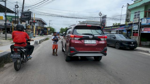 Pengamen di salah satu Ruas Jalan di Kota Sampit, Kabupaten Kotawaringin Timur. (Istimewa)
