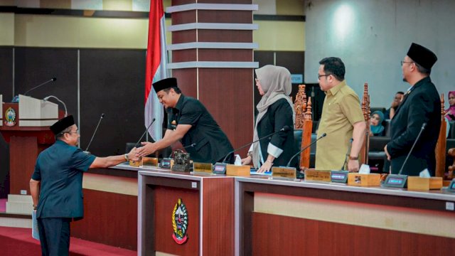Juru Bicara Fraksi PKS DPRD Sulsel Andi Syaifuddin Fatahuddin, menyalami Gubernur Andi Sudirman Sulaiman, saat Rapat Paripurna, Jumat (31/03/2023). (Istimewa)