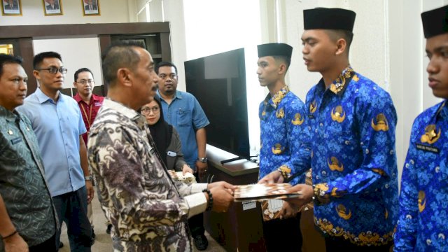 Penyerahan SK CPNS Sekolah Kedinasan STTD oleh Sekretaris Daerah Kabupaten Sinjai, Andi Jefrianto Asapa di Kantor Bupati Sinjai, Jumat (31/3/2023). (Foto: Istimewa)