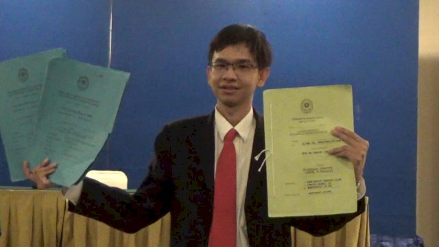 Kuasa Hukum PT Kencana Royalindo dan Hotel M-Regency, Ricky Vinando, memperlihatkan bukti laporan 3 Hakim pemutus kasus PKPU PT. Kencana Royalindo, PKPU No. 1/Pdt.Sus-PKPU/2023/PN.Niaga.Mks KPK, Kejari Makassar, KY RI, KY Makassar dan Badan Pengawasan MA RI. (Istimewa)