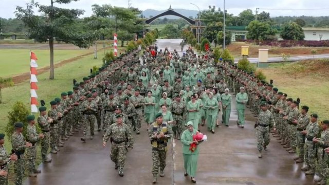 Pangdivif 3 Kostrad ke 5 yang baru Brigadir Jenderal TNI Choirul Anam, disambut saat tiba di Markas Komando Divisi Infanteri 3 Kostrad Pakatto yang berada di Desa Sokolia, Kabupaten Gowa. (Istimewa)