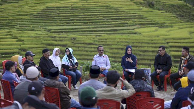 Bupati Luwu Utara memimpin rapat persiapan Visitasi dan asesmen lapang anugrah desa wisata indonesia tahun 2023 di Dusun Salu Rante Kecamatan Rongkong. Sabtu (01/04/2023) FOTO/PROTOKOL LUWU UTARA