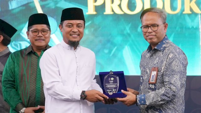 Gubernur Sulsel Andi Sudirman Sulaiman, menerima penghargaan dari Direktur Bisnis dan Kewirausahaan Syariah KNEKS, Putu Rahwidhiyasa, Senin (03/04/2023). (Istimewa)