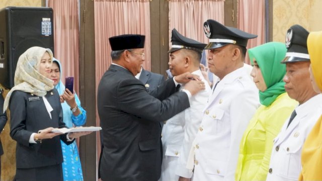 Wakil Bupati Soppeng Luthfi Halide, saat memakaikan tanda pangkat kepada Lurah yang baru saja dilantik, Senin (03/04/2023). (Istimewa)