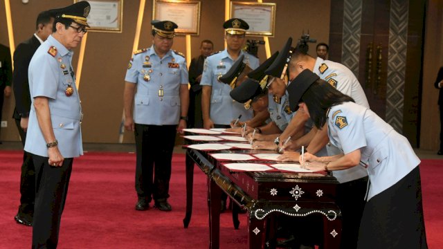 Menkumham RI Yasonna H. Laoly saat melantik lima pimpinan tinggi madya di lingkungan Kemenkumham RI yang berlangsung di Gedung Imigrasi Kemenkumham, Jalan H.R. Rasuna Said, Kuningan, Jakarta Selatan, Selasa (04/04). (Dok. Humas Kanwil Kemenkumham Sulsel)