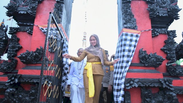 Bupati Luwu Utara Indah Putri Indriani meninjau bangunan Pura Prajapati usai diresmikan. Selasa (04/04/2023)