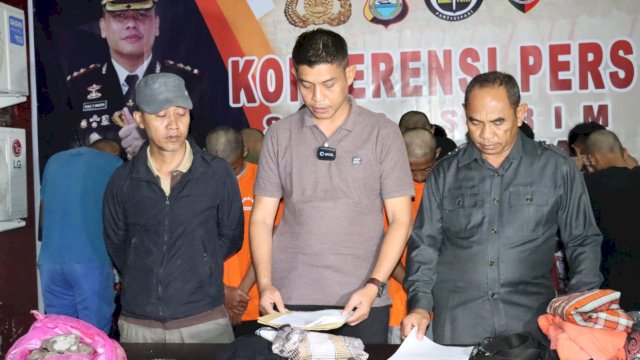 Timsus Respek Polres Gowa saat melakukan pres rilis terkait penangkapan pelaku tawuran di Jalan Manggarupi yang terjadi belum lama ini, di Halaman Kantor Polres Gowa, malam kemarin. (Dok. Humas Polres Gowa)